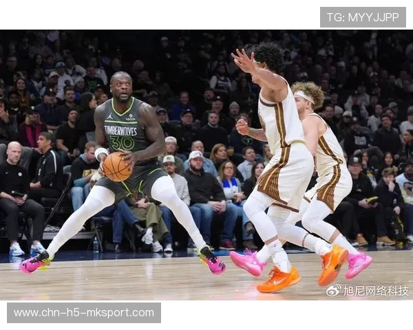 兰德尔背身强吃，尼克斯内线进攻多点开花