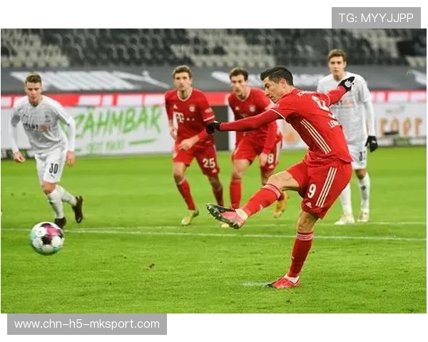 拜仁快速轮转打穿中场，莱万点球稳稳罚中